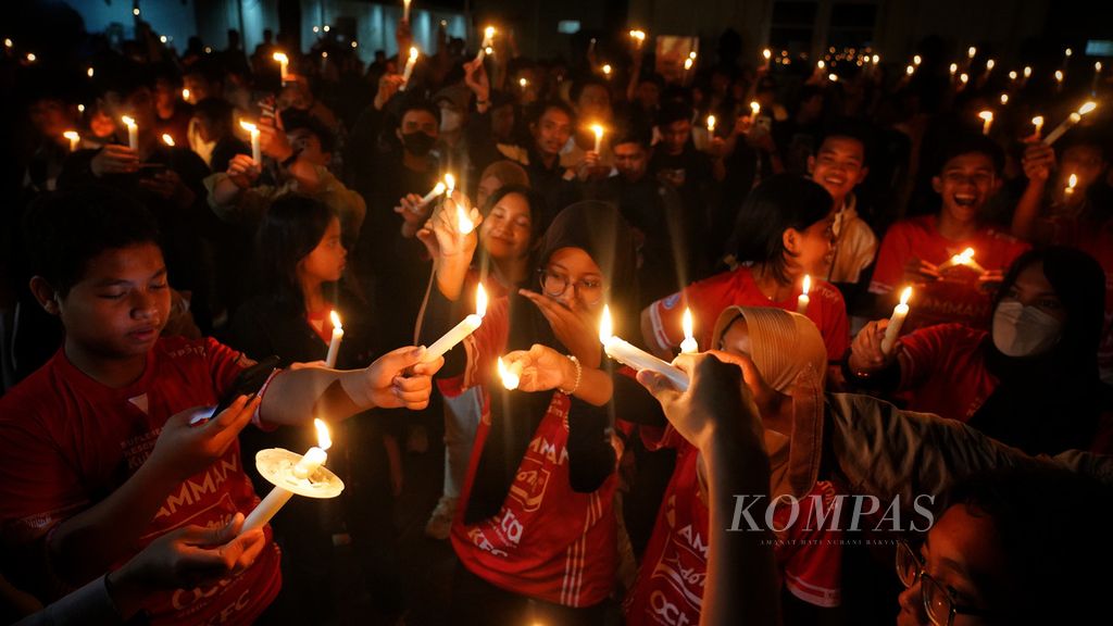 Ratusan suporter sepakbola Indonesia mengikuti Aksi 1000 Lilin dan Doa Bersama untuk Tim U-20 Indonesia di Gedung Joang 45, Jakarta, Selasa (4/4/2023). Aksi ini merupakan wujud keprihatinan atas kegagalan Tim U-20 Indonesia dalam ajang Piala Dunia U-20 karena status Indonesia sebagai tuan rumah dicabut. 