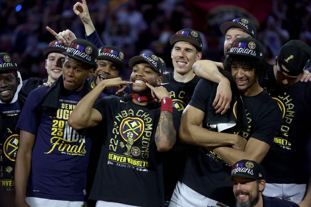 Selebrasi pemain Denver Nuggets setelah menjadi juara Final NBA, di Ball Arena, Denver, Selasa (13/6/2023) WIB. 