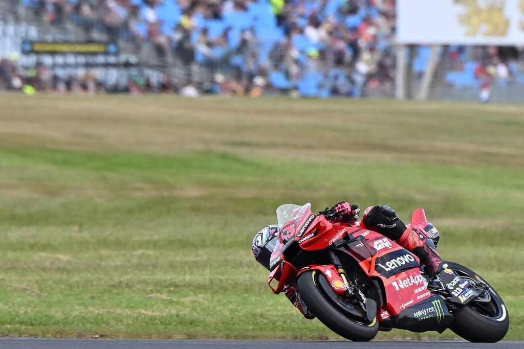Pebalap Ducati Lenovo, Enea Bastianini, mengikuti sesi latihan bebas kedua MotoGP seri Australia di Sirkuit Phillip Island, Australia, Jumat (20/10/2023). 
