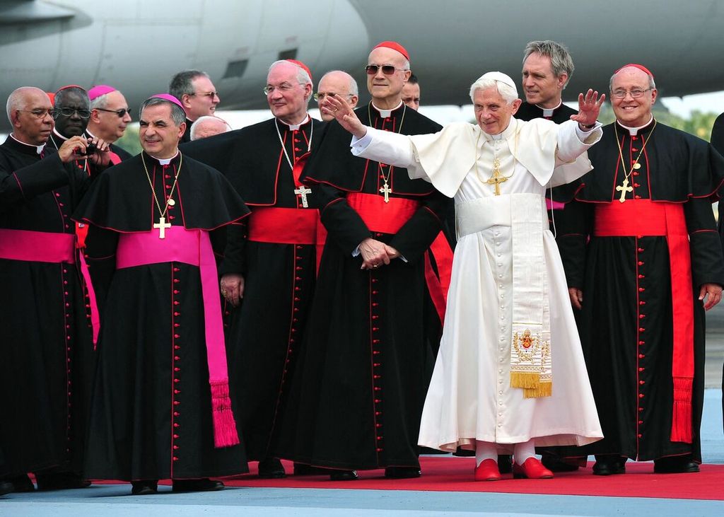 Foto yang diambil pada 27 Maret 2012 ini memperlihatkan Paus Benediktus XVI melambaikan tangan saat tiba di Bandara Internasional Jose Martí, Havana, Kuba.