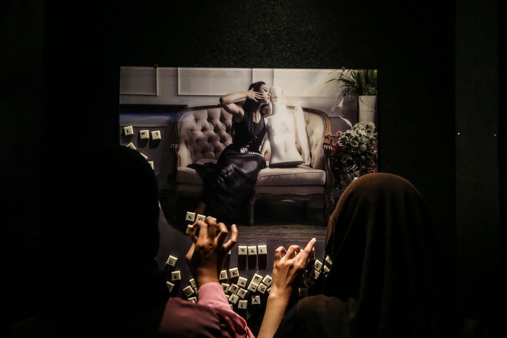 Puluhan foto dan kombinasi instalasi foto karya fotografer Ve Dhanito dipamerkan dalam pameran bertajuk Insight di Perpustakaan Nasional, Jakarta, Sabtu (5/3/2022). Pameran ini dibagi dalam dua kelompok karya, yaitu tentang bagaimana otak manusia bekerja membentuk persepsi dan realitasnya dan bagaimana otak manusia dan budayanya membentuk kreativitas. 