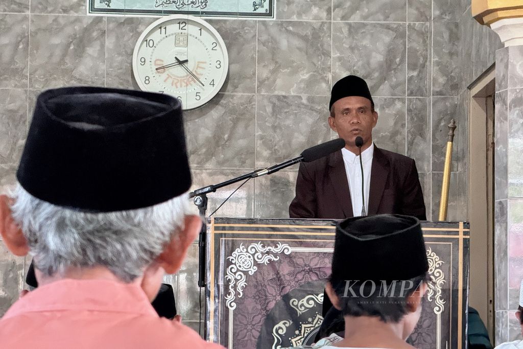 Ustaz Jalaluddin memberi khotbah Idul Fitri di Masjid Nurul Iman, Kuang Jukut, Desa Pringgarata, Lombok Tengah, Nusa Tenggara Barat, Rabu (10/4/2024).