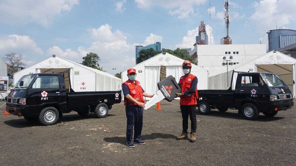 Suasan pemberian bantuan lima unit Mitsubishi L300 kepada Palang Merah Indonesia (PMI). Bantuan tersebut diterima oleh Sudirman Said, Sekretaris Jenderal PMI. Foto diterima pada Kamis (16/4/2020)