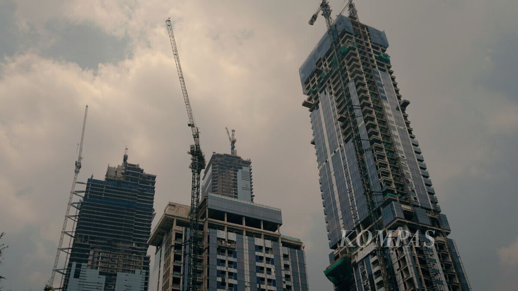 Proyek pembangunan gedung bertingkat di kawasan Tanah Abang, Jakarta Pusat, Kamis (26/8/2021). 