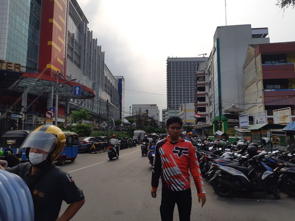 Sepeda motor terparkir di jalanan dekat LTC, Glodok, Jakarta Barat, pada Senin (14/11/2022) sore.