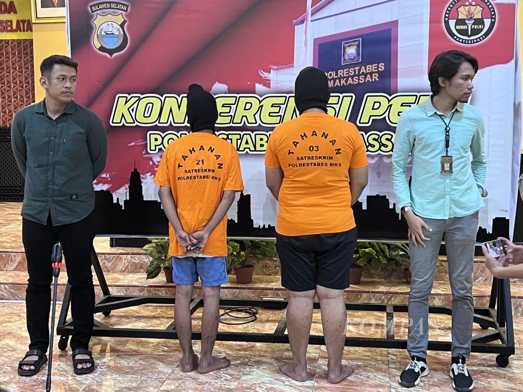 Dua tersangka penculikan anak, yakni Al (17) dan Fa (14), berbaju oranye, dihadirkan dalam jumpa pers di Markas Polrestabes Makassar, Selasa (10/1/2023).