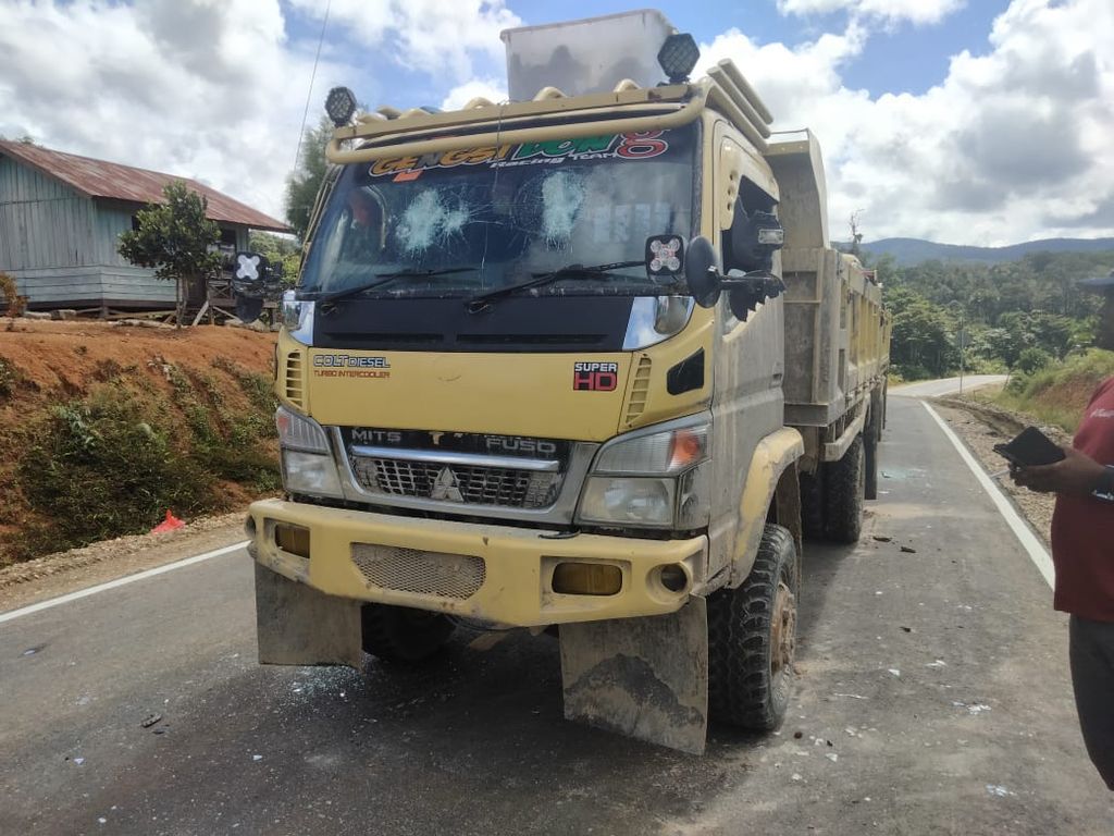 Salah satu truk yang dirusak sekelompok warga karena terpapar hoaks penculikan anak di jalan Trans-Papua di Distrik Benawa, Kabupaten Yalimo, Papua Pegunungan, Rabu (1/3/2023.