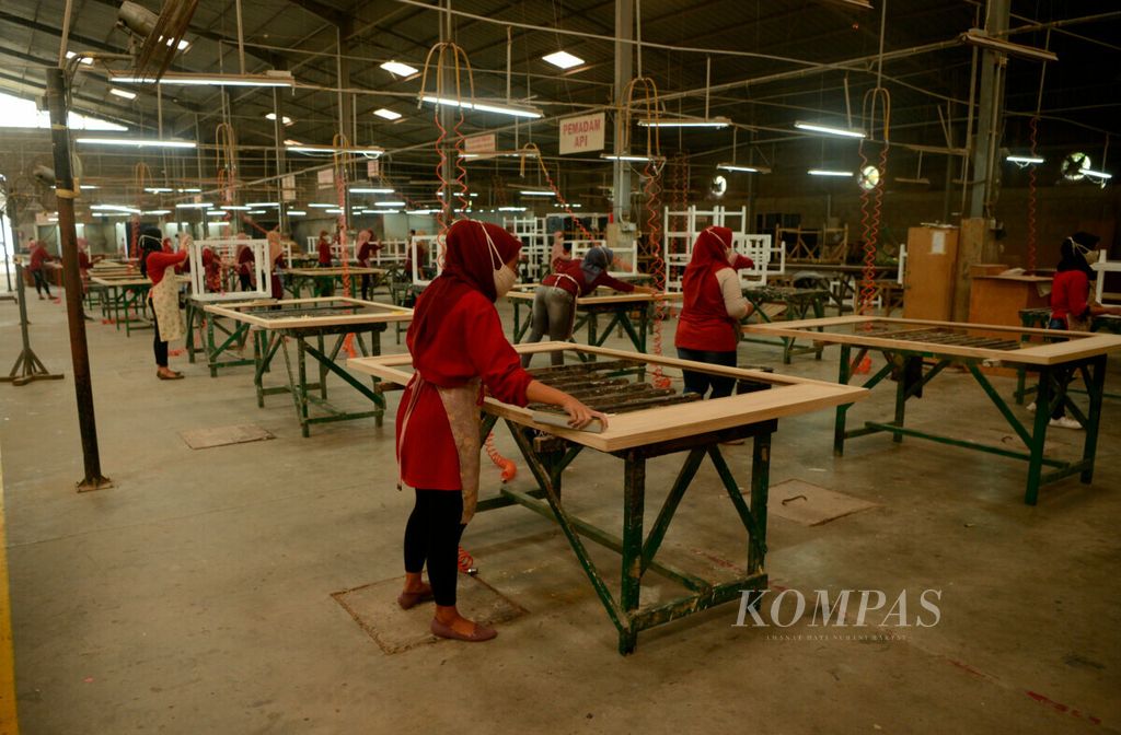 Salah satu ruang produksi yang melibatkan perempuan pekerja di pabrik mebel Saniharto, Kecamatan Sayung, Kabupaten Demak, Jawa Tengah, Senin (22/6/2020). 