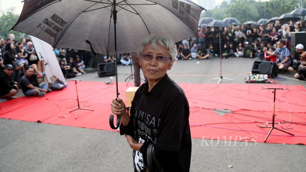 Ibunda dari Wawan, korban Tragedi Semanggi 1, Sumarsih, mengikuti Aksi Kamisan Ke-500 di seberang Istana Merdeka, Jakarta, Kamis (27/7/2017). 