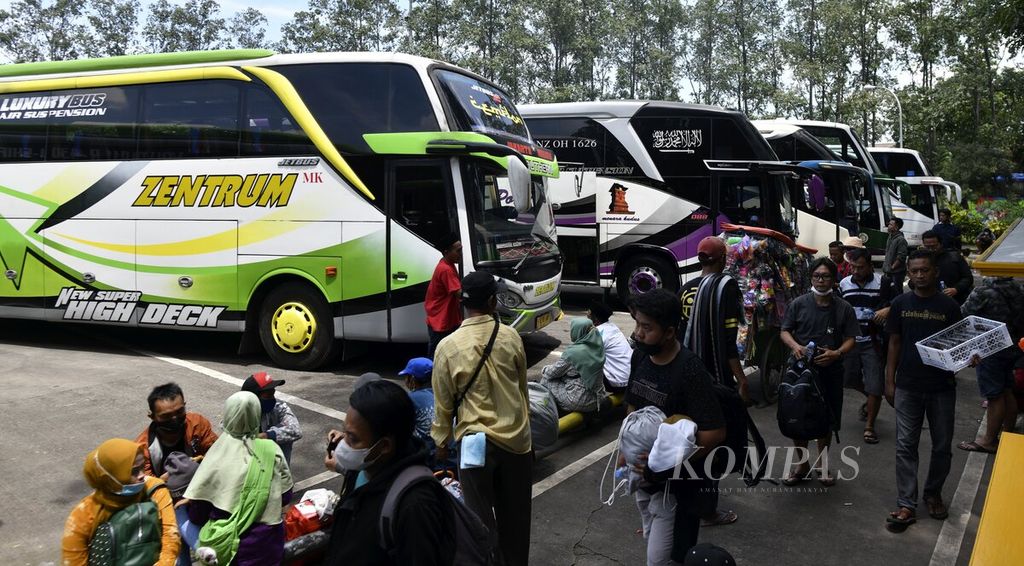 Sejumlah bus antarkota antarprovinsi (AKAP) diparkir di Terminal Poris Plawad, Kota Tangerang, Banten, Sabtu (9/4/2022). Memasuki seminggu pertama bulan Ramadhan, sejumlah warga memilih untuk mudik lebih awal. Mereka menuju sejumlah kota di Jawa Timur, seperti Surabaya, Malang, dan Madura. Jumlah pemudik pada Idul Fitri tahun ini berpotensi melonjak setelah pemerintah tidak melarang mudik dan melonggarkan persyaratan bagi pelaku perjalanan. Survei Kementerian Perhubungan memperkirakan jumlah pemudik akan mencapai 85,5 juta orang. Dari jumlah tersebut, 14,3 juta orang merupakan pemudik dari wilayah Jabodetabek.