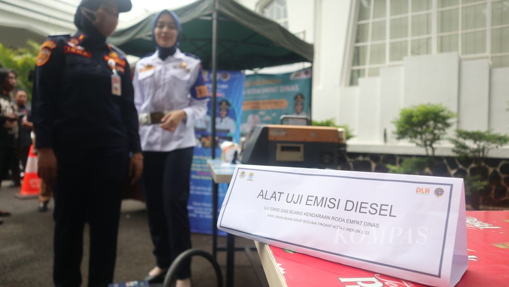 Petugas menunjukkan alat uji emisi untuk mengecek emisi buang sejumlah kendaraan dinas di lingkungan Pemerintah Kota Cirebon, Selasa (6/6/2023), di Balai Kota Cirebon, Jawa Barat. Dari 31 kendaraan yang menjalani uji emisi, terdapat lima kendaraan yang melebihi ambang batas.