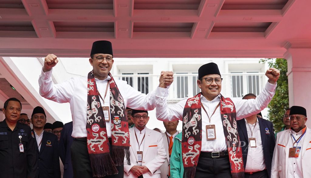 Pasangan bakal calon presiden dan wakil presiden Anies Baswedan dan Muhaimin Iskandar saat tiba untuk mendaftar Pilpres 2024 di kantor Komisi Pemilihan Umum, Jakarta, Kamis (19/10/2023).