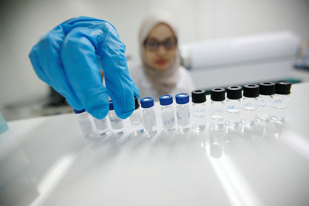 (Ilustrasi). Petugas penelitian vaksin yang mayoritas anak muda melakukan pengembangan vaksin di laboratorium penelitian dan pengembangan PT Bio Farma, Bandung, Jawa Barat, Senin (24/10/2016).