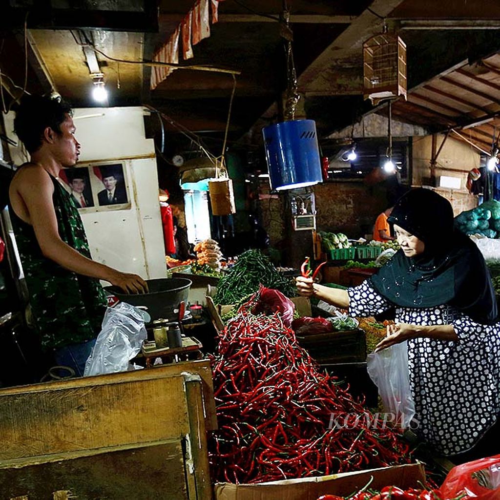 Pembeli memilih cabai merah di Pasar Senen, Jakarta Pusat, Selasa (13/2). Pedagang menyatakan, harga cabai merah dan cabai rawit merah naik masing-masing Rp 10.000 per kilogram. Di pasar itu, harga cabai merah Rp 40.000 per kg, sedangkan cabai rawit Rp 50.000 per kg. 