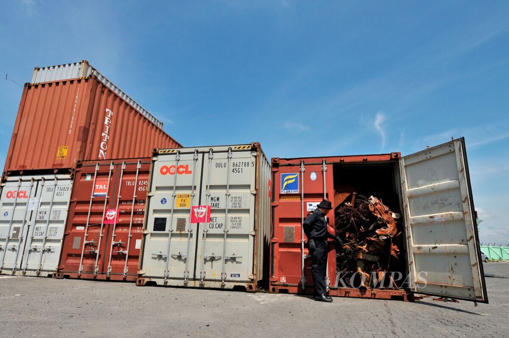 Petugas Bea dan Cukai Belawan menunjukkan salah satu kontainer berisi besi bekas yang mengandung bahan beracun dan berbahaya (B3) di Belawan International Container Terminal, Medan, Sumut, akhir April 2012. Sebanyak 40 kontainer berisi besi bekas impor positif mengandung limbah B3.