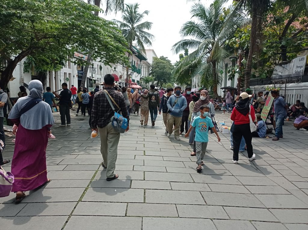 Wisatawan memadati Kota Tua Jakarta yang buka dengan kapasitas maksimal 1.000 orang pada Rabu (4/5/2022).