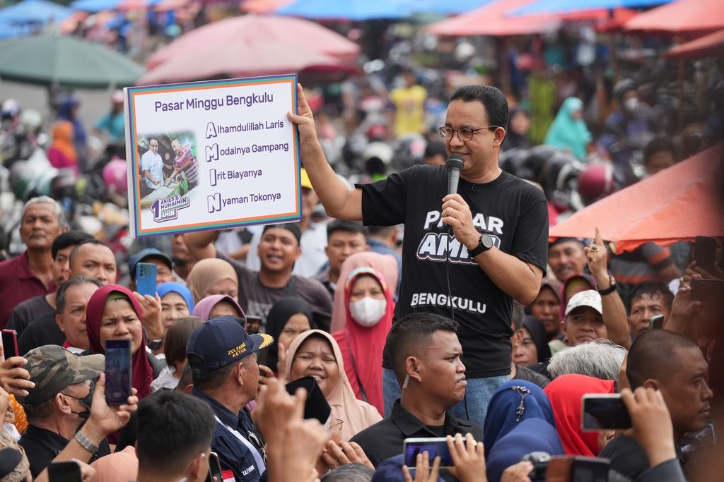 Calon presiden nomor urut 1, Anies Rasyid Baswedan, berorasi saat berkampanye di Pasar Minggu Bengkulu, Rabu (6/12/2023).