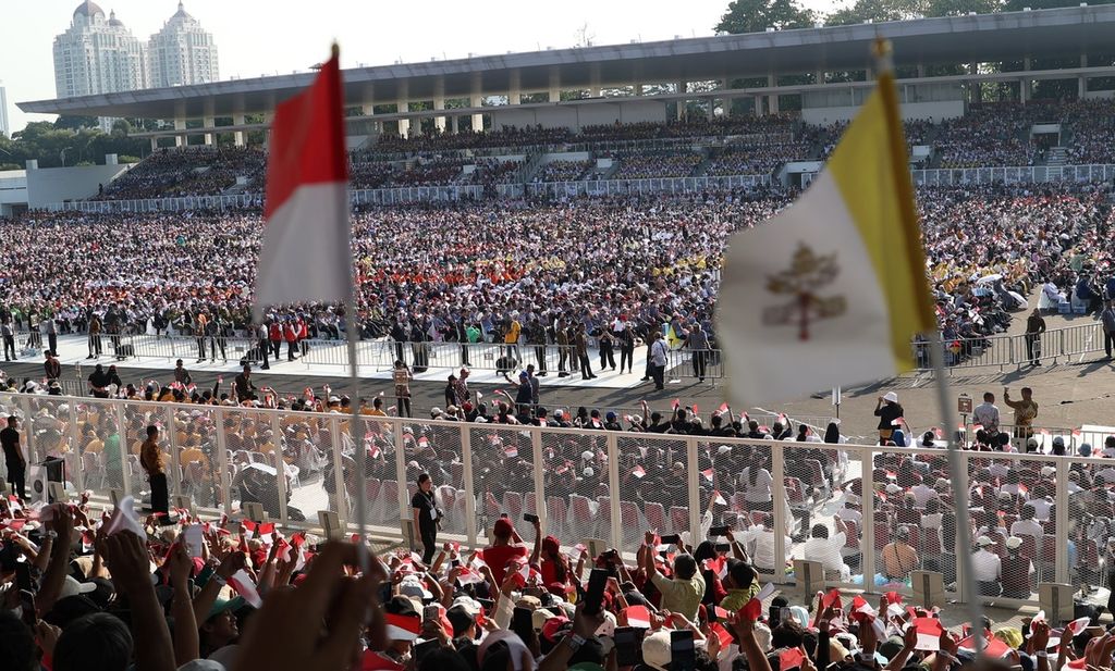 Umat Katolik menyambut kedatangan Paus Fransiskus yang hadir dalam misa akbar di Stadion Madya, kompleks Gelora Bung Karno, Jakarta, Kamis (5/9/2024). 