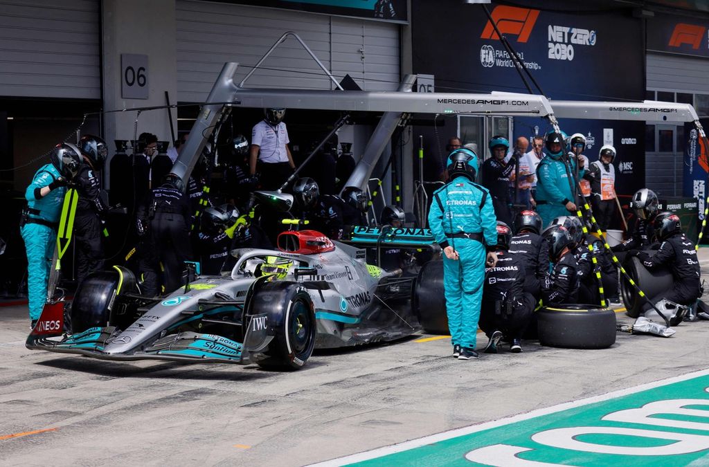 Pebalap Mercedes, Lewis Hamilton, melakukan <i>pitstop </i>pada Grand Prix Formula 1 Austria di Sirkuit Red Bull Ring, Spielberg, Austria, 10 Juli 2022. 