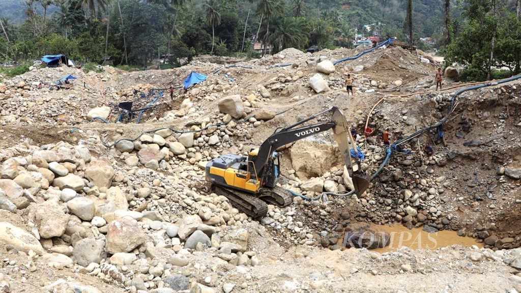 Pekerja tambang emas rakyat melakukan aktivitas penggalian dengan mesin dompeng di Kecamatan Batang Natal, Kabupaten Mandailing Natal, Sumatera Utara, Selasa (12/11/2019). 