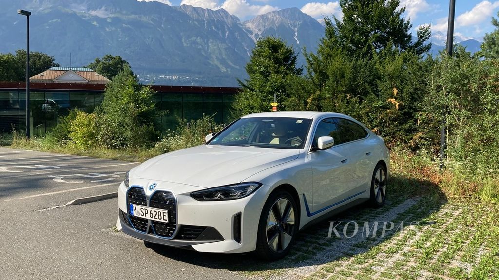  BMW i4 saat diuji perdana oleh <i>Kompas </i>di kota Innsbruck, Austria, Minggu (24/7/2022).