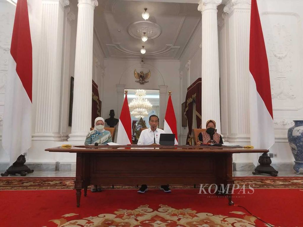 Presiden Joko Widodo saat menyampaikan keterangan pers bersama Menteri Sosial Tri Rismaharini dan Menteri Ketenagakerjaan Ida Fauziyah di Istana Merdeka, Jakarta, Jumat (16/9/2022).