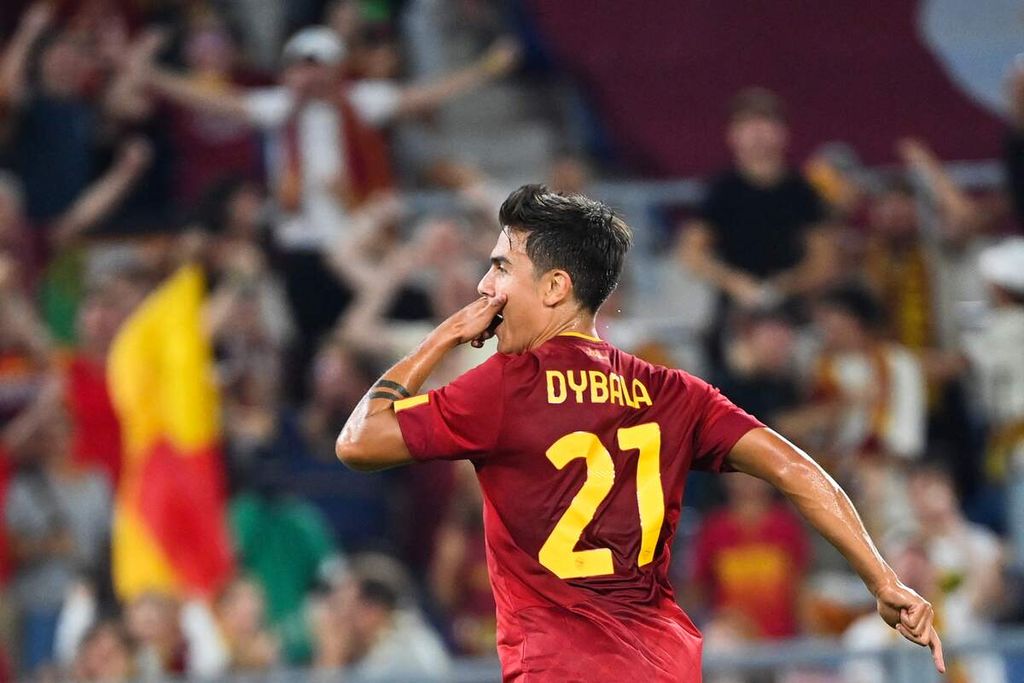Penyerang AS Roma, Paulo Dybala (kedua kanan), merayakan gol pertamanya ke gawang Monza pada laga Liga Italia di Stadion Olimpico, Roma, Rabu (31/8/2022) dini hari WIB. Roma menang, 3-0, pada laga itu.