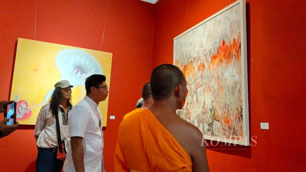 Sejumlah biksu asal Thailand datang berkunjung melihat lukisan dalam pameran bertajuk Struggle yang digelar di Limanjawi Art House, Kecamatan Borobudur, Kabupaten Magelang, Jawa Tengah, Minggu (18/12/2022).
