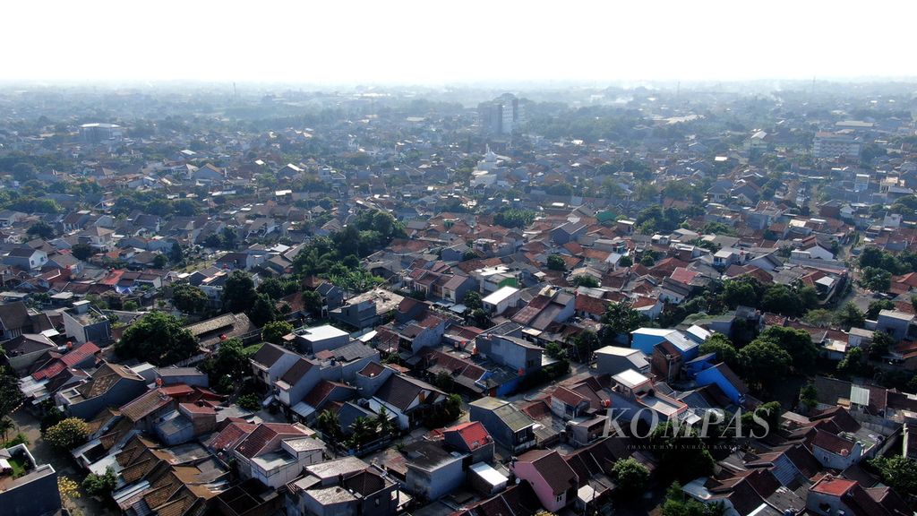 Kepadatan rumah penduduk di Pamulang, Tangerang Selatan, Banten, Sabtu (7/8/2022). Data yang diungkap Nafas Indonesia menunjukkan bahwa kualitas udara di wilayah Kota Tangerang Selatan secara rata-rata tidak terlalu bagus, terlebih pada pagi hari.