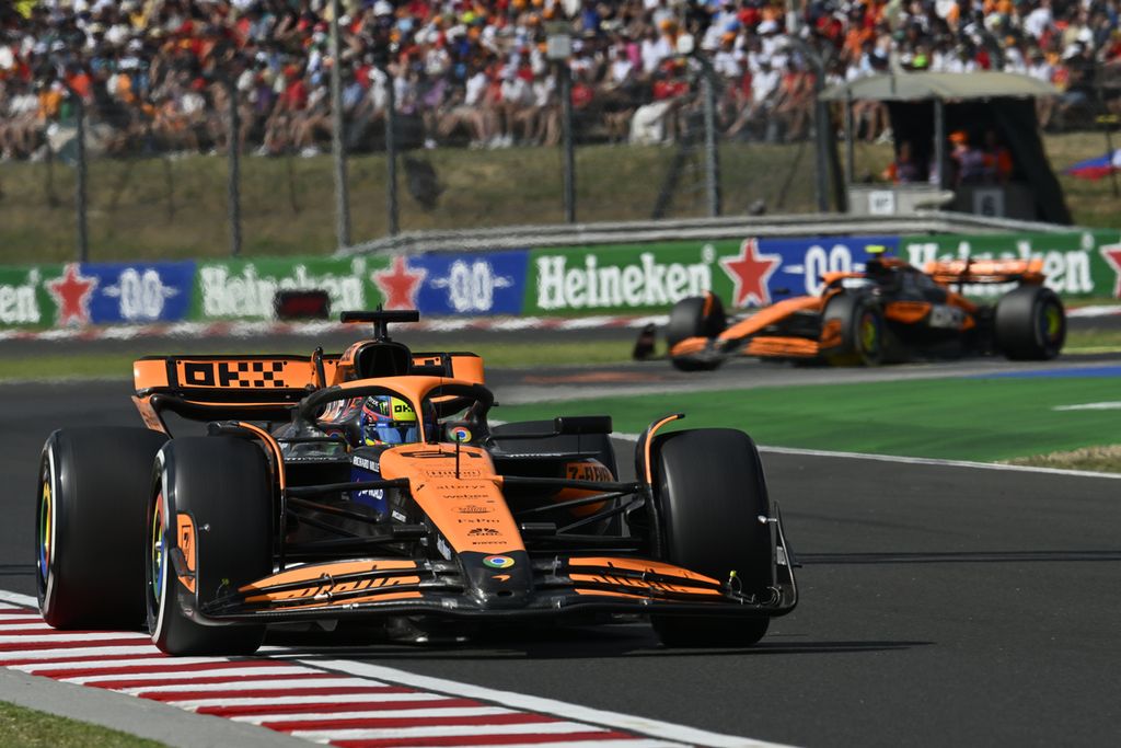 Pebalap tim McLaren, Oscar Piastri, memacu mobilnya setelah keluar dari <i>pit stop</i> dalam balapan Grand Prix Formula 1 seri Hongaria di Sirkuit Hungaroring, Minggu (21/7/2024). 