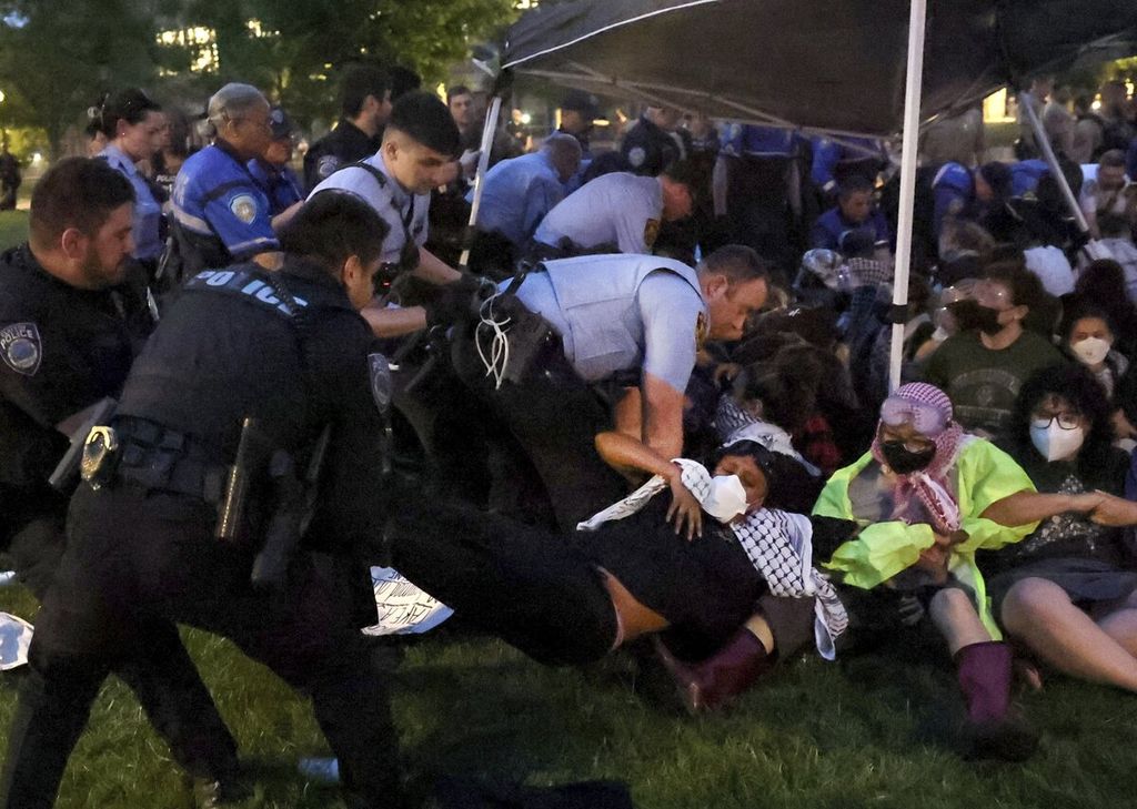 Police arrest pro-Palestinian protesters who tried to camp on the Washington University campus, in St Louis, United States, Saturday (27/4/2024).