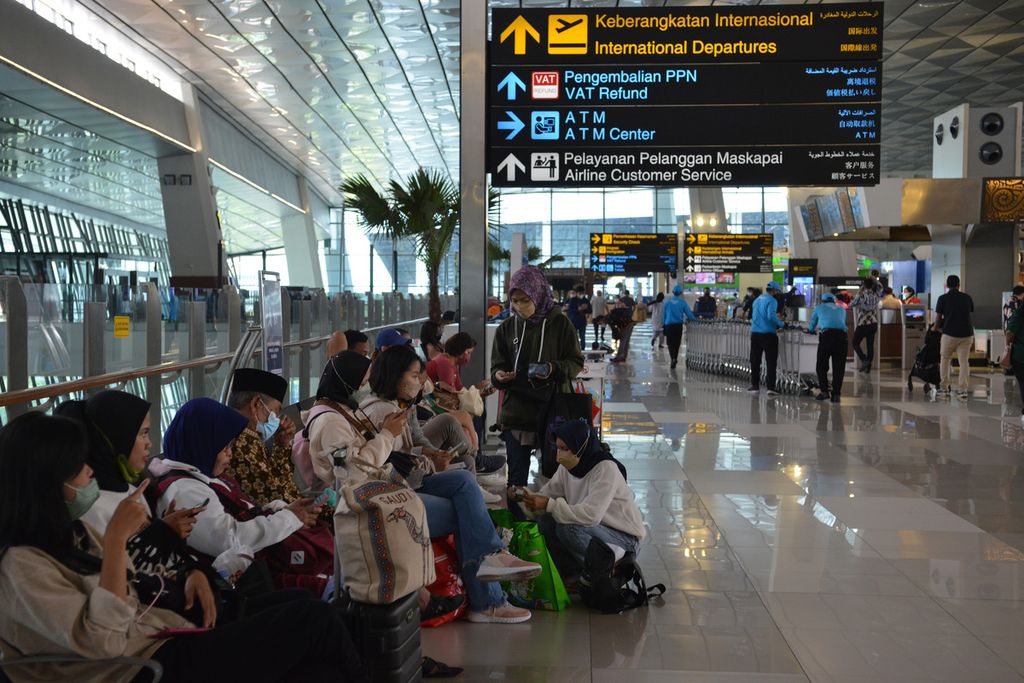 Para calon penumpang pesawat menunggu jadwal pemberangkatan di Terminal 3 Bandara Internasional Soekarno-Hatta, Tangerang, Banten, Selasa (20/12/2022). 