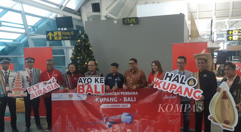 Suasana seremoni penyambutan kedatangan kru pesawat Indonesia AirAsia penerbangan perdana dari Bali di Bandara El Tari, Kupang, Nusa Tenggara Timur, Sabtu (16/12/2023). Maskapai penerbangan Indonesia AirAsia resmi melayani penerbangan langsung rute Denpasar-Kupang dan sebaliknya, Kupang-Denpasar, sebanyak tiga kali dalam seminggu mulai Sabtu (16/12/2023).