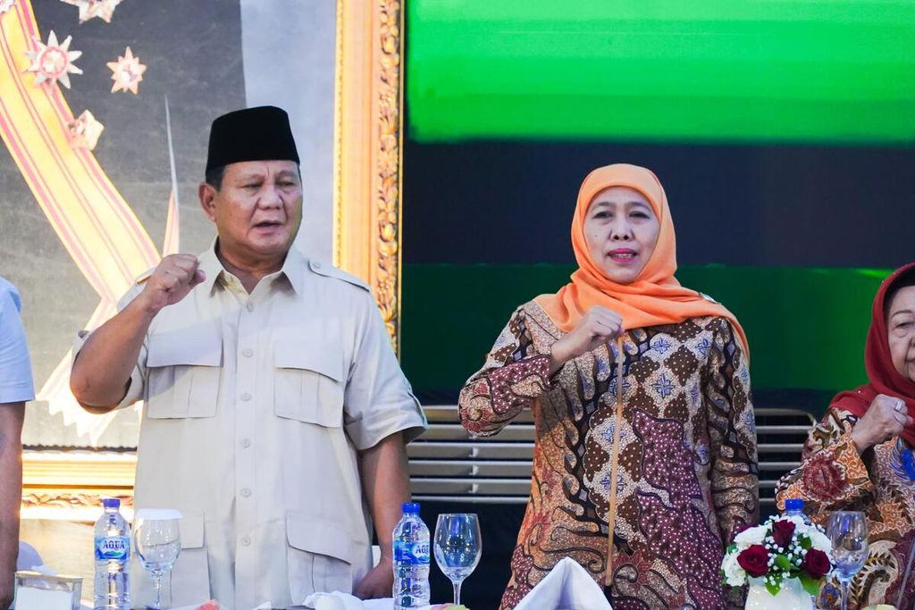 Calon presiden Prabowo Subianto bersama Gubernur Jawa Timur periode 2019-2024, Khofifah Indar Parawansa, seusai Pemilu 2024.
