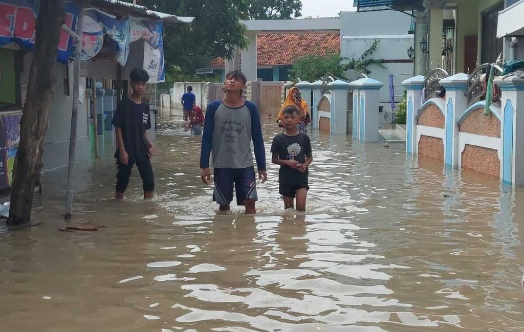 Situasi banjir di Desa Plumbungan, Kecamatan Kramat, Kabupaten Tegal, Jawa Tengah, Kamis (5/1/2023). Banjir di Kabupaten Tegal merendam tujuh kecamatan. 