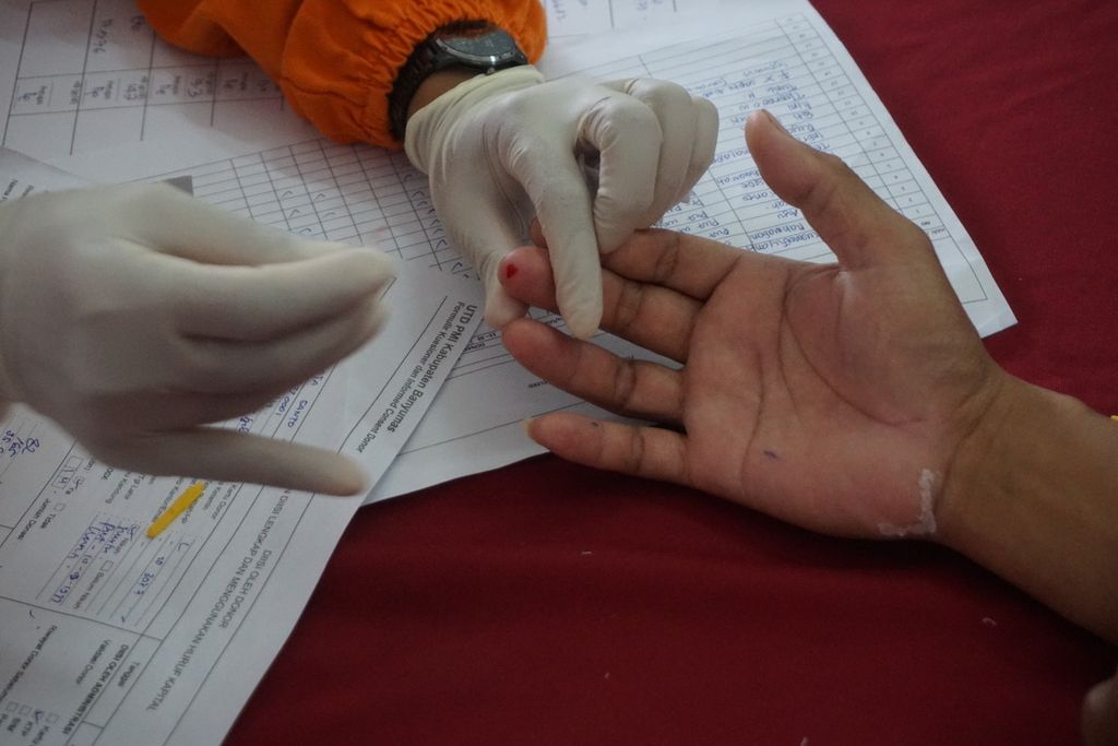 Kegiatan donor darah digelar di Kelurahan Purwokerto Wetan, Kecamatan Purwokerto Timur, Banyumas, Jawa Tengah, Minggu (3/1/2021). Tampak petugas memeriksa hemoglobin calon donor darah. 