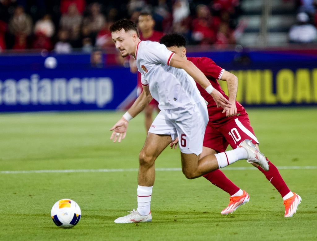 Indonesian midfielder, Ivar Jenner, was dribbling the ball during the first match of Group A in the 2024 U-23 Asian Cup against Qatar, on Monday (15/4/2024), at Jassim bin Hamad Stadium, Al Rayyan, Qatar. Ivar became the first Indonesian player to receive a red card in the game.