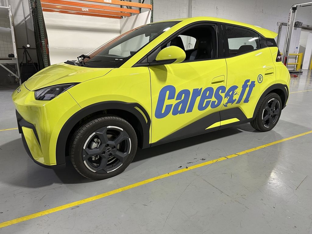 Mobil listrik BYD Seagull dipajang pada fasilitas Caresoft Global di Livonia, Michigan, AS, 3 April 2024. 