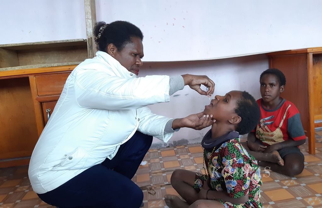Pemberian imunisasi polio bagi anak-anak Kabupaten Nduga, Papua, Juni 2019.