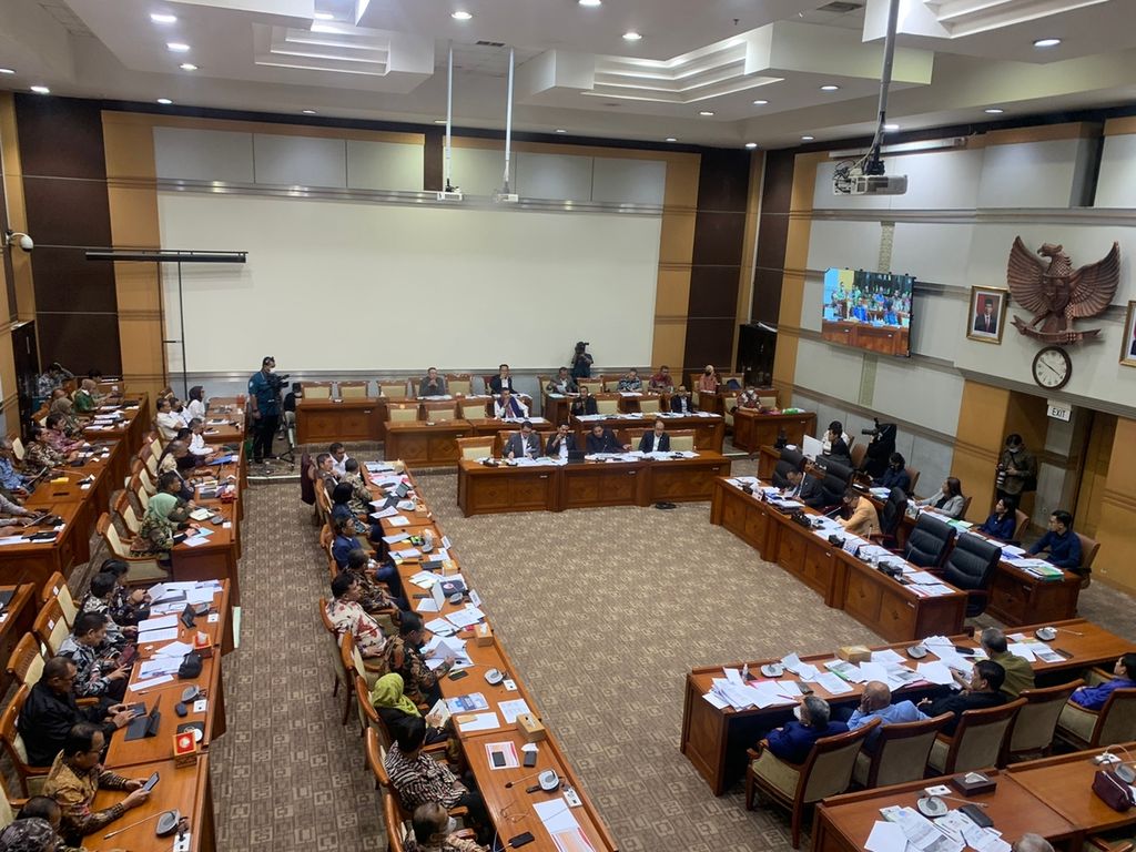 Suasana rapat Komisi III DPR dengan Komite TPPU di Jakarta, Selasa (11/4/2023).