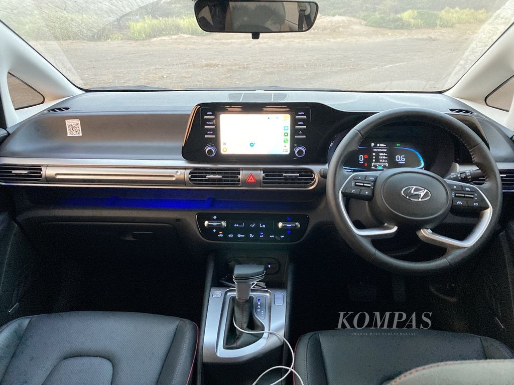 Interior kabin depan Hyundai Stargazer X. 