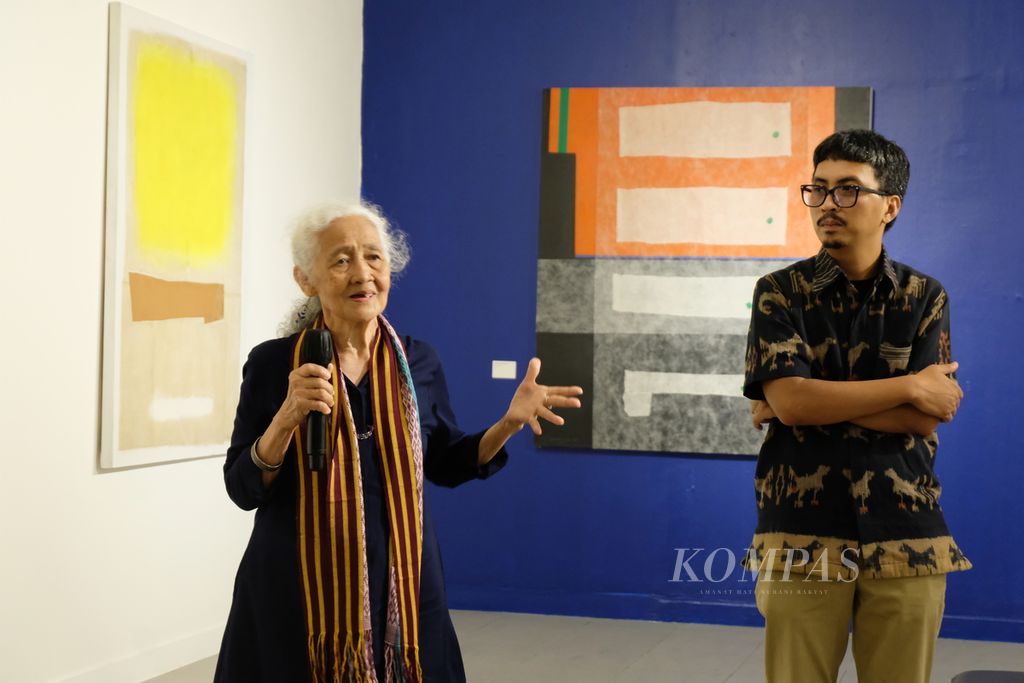 Pelukis Indonesia beraliran abstrak, Nunung WS, dan kurator pameran, Chabib Duta Hapsoro, menjelaskan lukisan-lukisan karya Nunung yang dipamerkan di Galeri Nasional, Jakarta, Rabu (7/6/2023). 