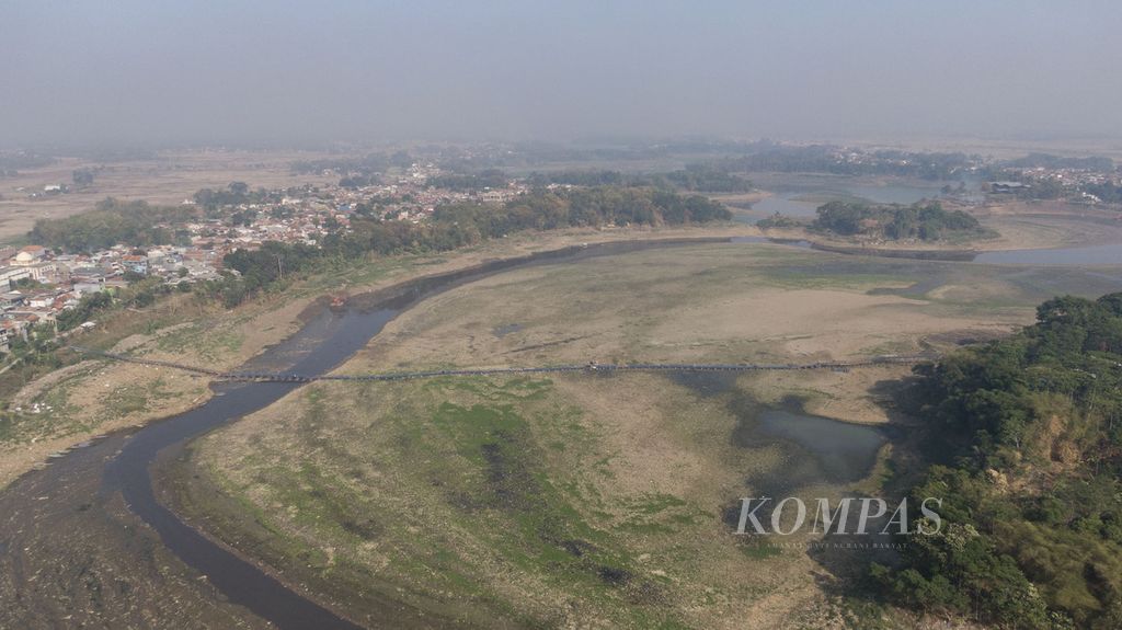 Foto udara Sungai Citarum yang mulai mengering di Kecamatan Cihampelas, Kabupaten Bandung Barat, Jawa Barat, Kamis (12/10/2023). Sampah dan dasar Sungai Citarum terlihat akibat kekeringan tersebut. Kemarau akibat fenomena El Nino ini diperkirakan akan terjadi hingga November 2023.  