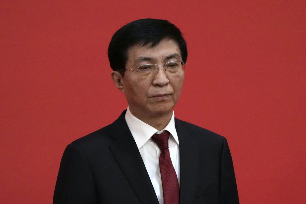 Wang Huning menghadiri sebuah acara untuk memperkenalkan anggota baru Komite Tetap Politbiro di Aula Besar Rakyat di Beijing, China, 23 Oktober 2022. 