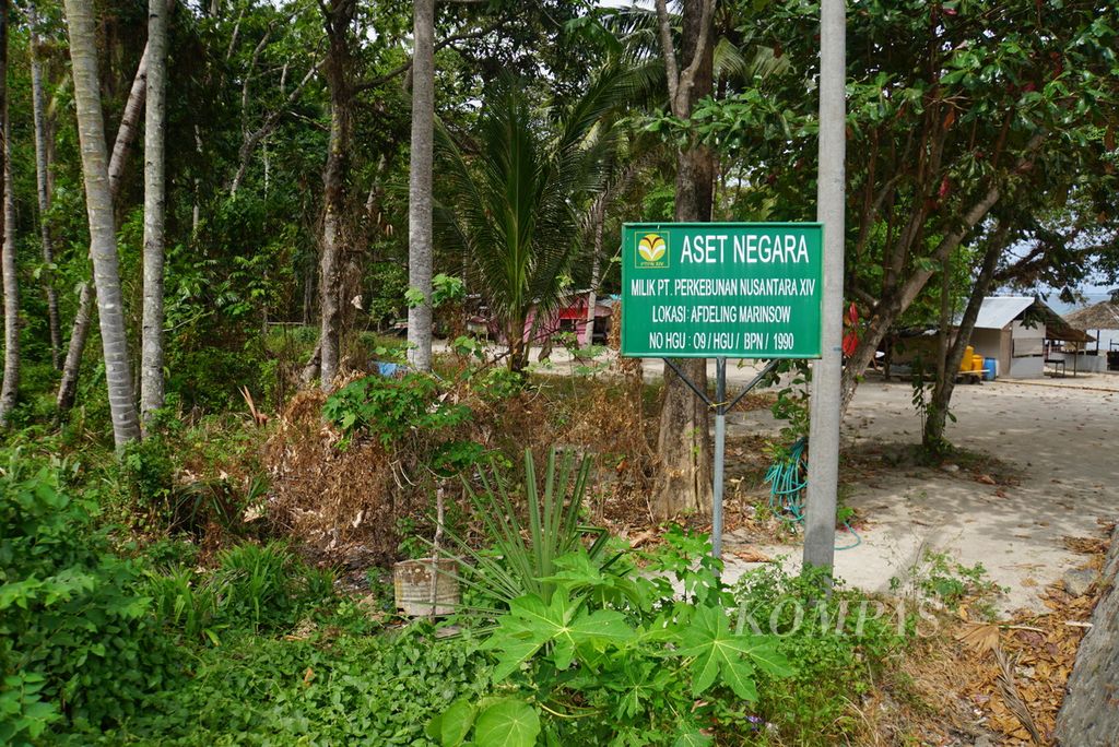 Sebuah tiang penanda menunjukkan kepemilikan PT Perkebunan Nusantara XIV akan sebidang lahan di Desa Kinunang, Likupang Timur, Minahasa Utara, Sulawesi Utara, Jumat (15/9/2023). 