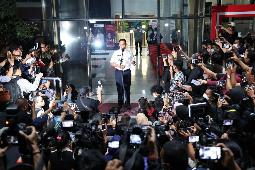 Gubernur DKI Jakarta Anies Baswedan seusai menjalani pemeriksaan sebagai saksi di Gedung KPK, Jakarta, Rabu (7/9/2022). Anies diperiksa selama 11 jam terkait dengan perencanaan, penganggaran, pelaksanaan, dan pertanggungjawaban pergelaran Formula E, Juni 2022.