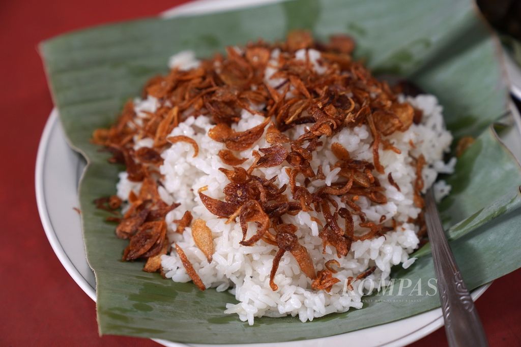 Sajian nasi uduk Bu Amah di Pekojan, Tambora, Jakarta Barat, 18 Januari 2024. Nasi yang berasal dari beras merupakan makanan pokok sebagian besar rakyat Indonesia. 