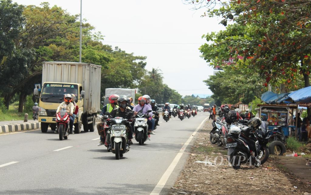 Kondisi lalu lintas di jalur pantura di Kabupaten Indramayu, Jawa Barat, Sabtu (30/4/2022). Banyak pemudik sepeda motor yang melintasi jalur tersebut.