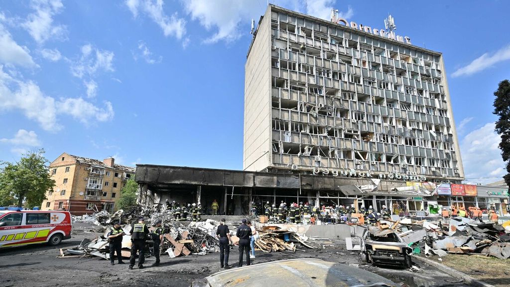 Petugas pemadam kebakaran memeriksa sebuah bangunan yang rusak setelah serangan udara Rusia di kota Vinnytsia, Ukraina, Kamis (14/7/2022) waktu setempat. 
