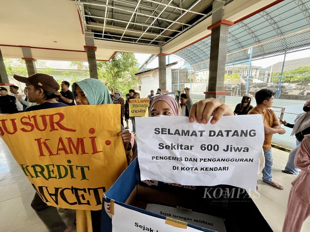 Pedagang di wilayah Tugu Religi eks MTQ di Kendari, Sulawesi Tenggara, Selasa (23/4/2024), berdemonstrasi memprotes rencana penertiban di kawasan tersebut.